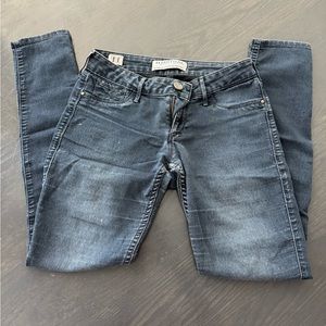 Dark denim wash size 25 super lightweight Habitual jeans.